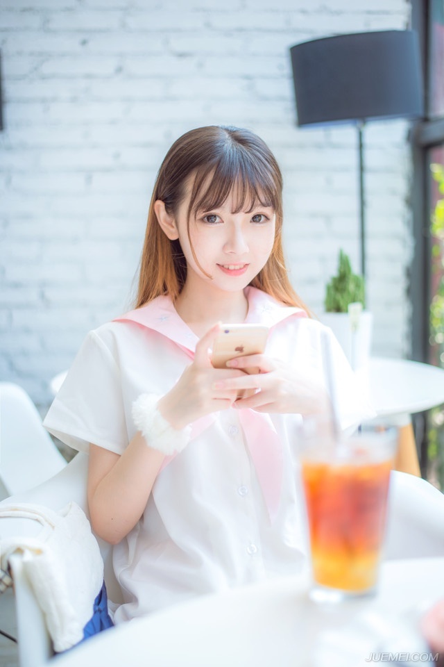 我情愿用一份铭肌镂骨的爱情换取我们一份源源不断的友谊。